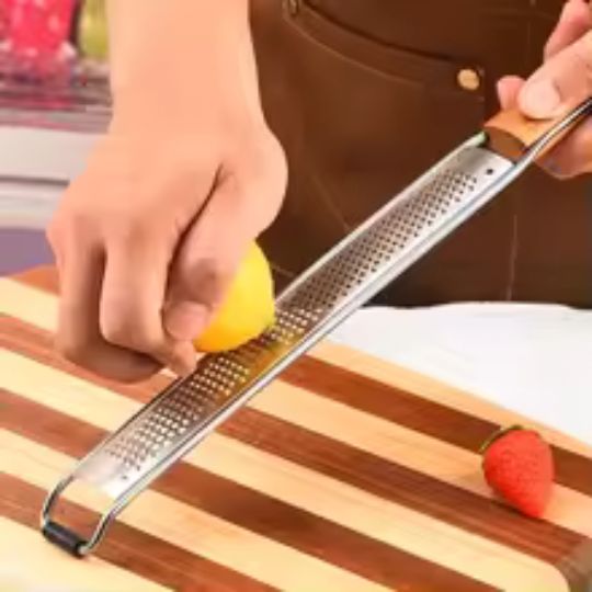 Rape fromage manuelle citron planche de bois